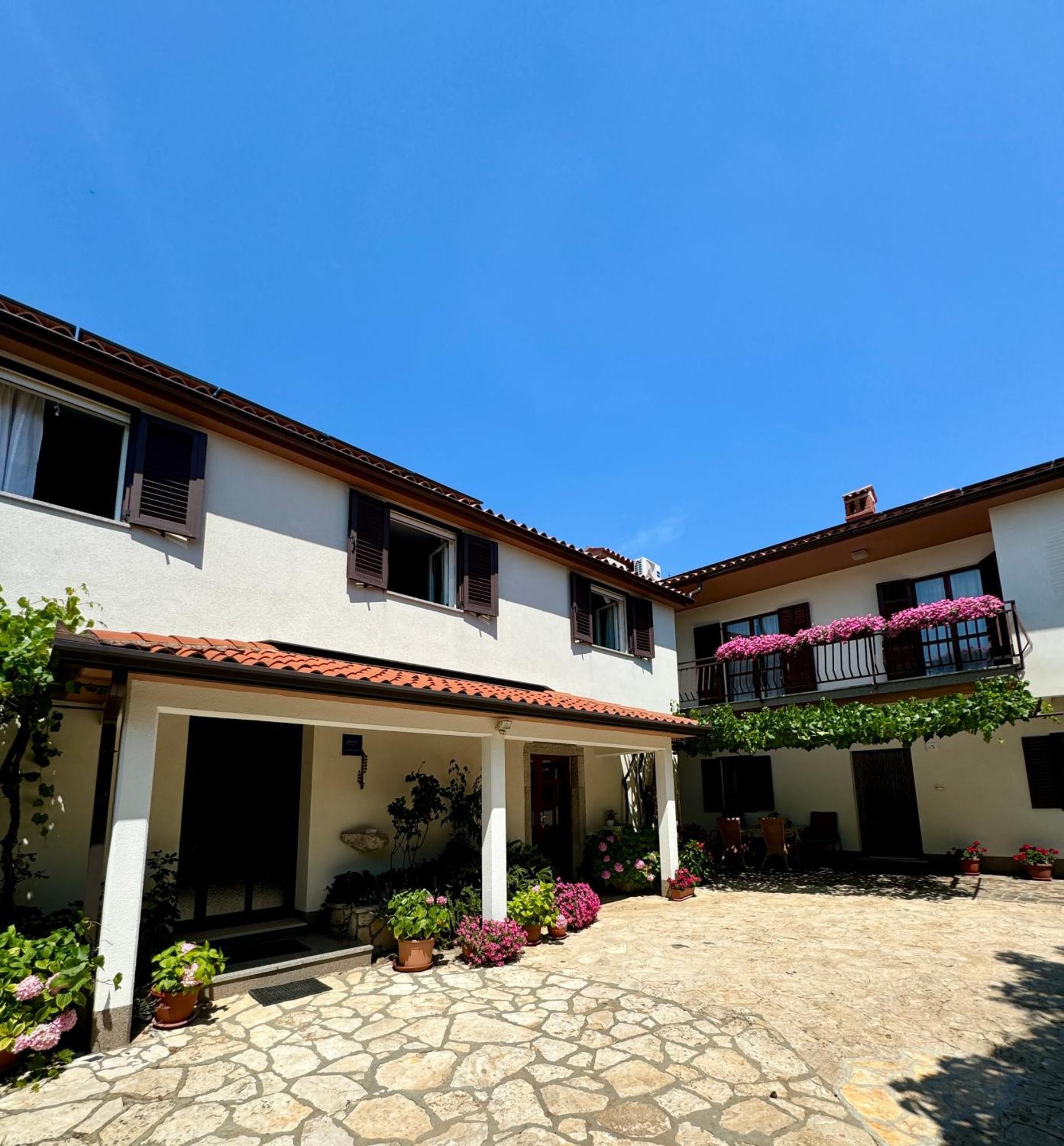 Guest House Renata Plomin Bagian luar foto